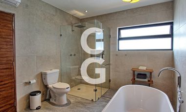 Casa en Venta en Cancun en Res. Lagos del Sol con Amplio Jardín y Alberca