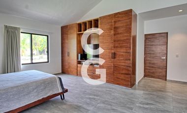 Casa en Venta en Cancun en Res. Lagos del Sol con Amplio Jardín y Alberca