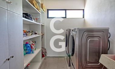 Casa en Venta en Cancun en Res. Lagos del Sol con Amplio Jardín y Alberca