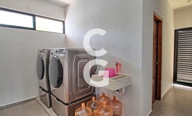 Casa en Venta en Cancun en Res. Lagos del Sol con Amplio Jardín y Alberca