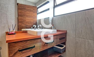 Casa en Venta en Cancun en Res. Lagos del Sol con Amplio Jardín y Alberca