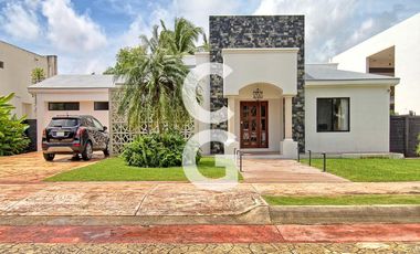 Casa en Venta en Cancun en Res. Lagos del Sol con Amplio Jardín y Alberca