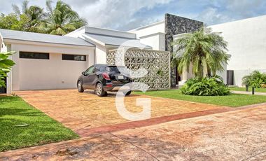 Casa en Venta en Cancun en Res. Lagos del Sol con Amplio Jardín y Alberca