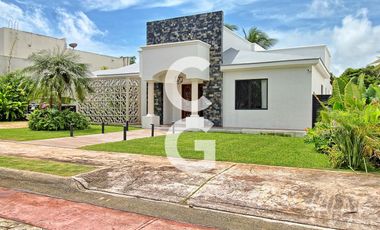 Casa en Venta en Cancun en Res. Lagos del Sol con Amplio Jardín y Alberca
