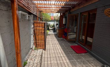 MARAVILLOSA CASA EN PASAJE CERRADO PRINCIPE DE GALES / RAMON LAVAL, A MINUTOS METRO PRINCIPE DE GALES