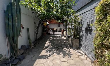 MARAVILLOSA CASA EN PASAJE CERRADO PRINCIPE DE GALES / RAMON LAVAL, A MINUTOS METRO PRINCIPE DE GALES