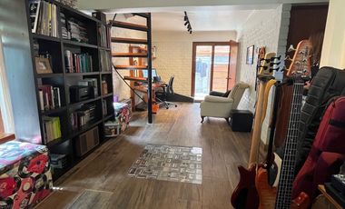 MARAVILLOSA CASA EN PASAJE CERRADO PRINCIPE DE GALES / RAMON LAVAL, A MINUTOS METRO PRINCIPE DE GALES