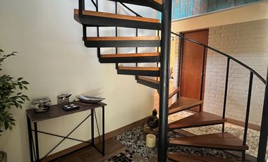 MARAVILLOSA CASA EN PASAJE CERRADO PRINCIPE DE GALES / RAMON LAVAL, A MINUTOS METRO PRINCIPE DE GALES