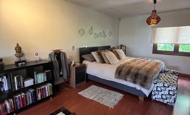 MARAVILLOSA CASA EN PASAJE CERRADO PRINCIPE DE GALES / RAMON LAVAL, A MINUTOS METRO PRINCIPE DE GALES