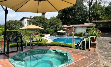 Venta casa en condominio horizontal amueblada y equipada en Valle de Bravo