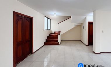 Se vende casa en el Barrio Celi Roman en la ciudad de Loja