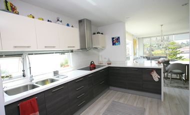 ENCANTADOR DÚPLEX EN VENTA EN CUMBAYÁ – MODERNO Y LUMINOSO