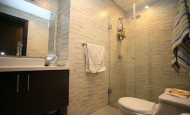 ENCANTADOR DÚPLEX EN VENTA EN CUMBAYÁ – MODERNO Y LUMINOSO