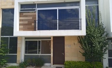 Casa en renta amueblada en Soberna Residencial con recámara en planta baja