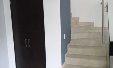 Casa en renta amueblada en Soberna Residencial con recámara en planta baja