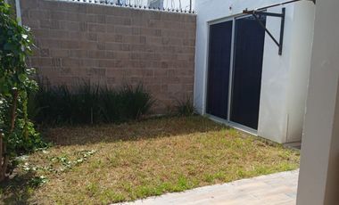 Casa en renta amueblada en Soberna Residencial con recámara en planta baja