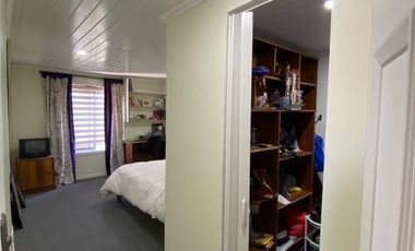 Vendo Casa Amoblada De 2 Pisos; 5d, 2b Y 3 Estacionamientos