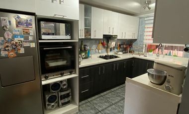 Vendo Casa Amoblada De 2 Pisos; 5d, 2b Y 3 Estacionamientos