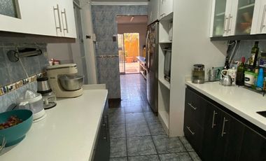 Vendo Casa Amoblada De 2 Pisos; 5d, 2b Y 3 Estacionamientos