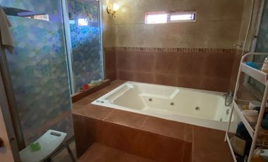Vendo Casa Amoblada De 2 Pisos; 5d, 2b Y 3 Estacionamientos
