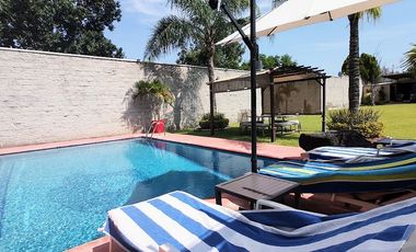 Xochitepec Morelos Casa en Venta con gran jardín y alberca