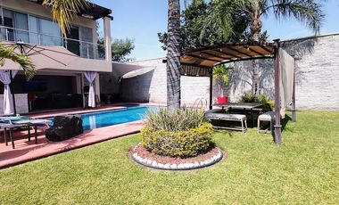 Xochitepec Morelos Casa en Venta con gran jardín y alberca