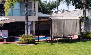 Xochitepec Morelos Casa en Venta con gran jardín y alberca