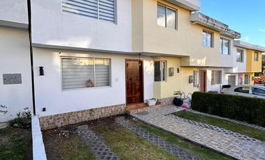 COMODA CASA EN SECTOR EXCELENTE TUMBACO