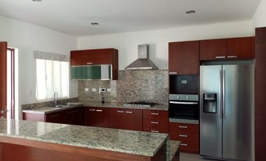 Casa en renta en Ciudad del Carmen, Fracc con playa y alberca