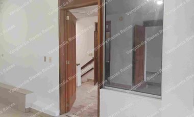 Casa en renta en Maravillas Cuernavaca.  Como negocio, oficinas, farmacias, etc. Uso de suelo comercial.