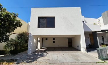 Casa en renta en jardines de zavaleta