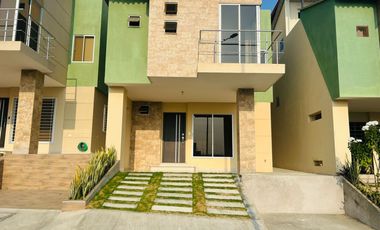 EN VENTA  CASA POR ESTRENAR  DE DOS PISOS DENTRO DE URBANIZACIÓN