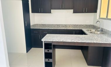 EN VENTA  CASA POR ESTRENAR  DE DOS PISOS DENTRO DE URBANIZACIÓN