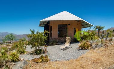 Venta de hermosa parcela de 10.000 m2, con 3 cabañas, agua de riego. Sector Mamalluca, Vicuña. $180 millones.