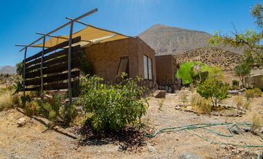 Venta de hermosa parcela de 10.000 m2, con 3 cabañas, agua de riego. Sector Mamalluca, Vicuña. $180 millones.