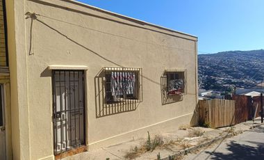 VENDO CASA EN CERRO LARRAIN, VALPARAISO, BUENA VISTA, A PASOS AV. ARGENTINA