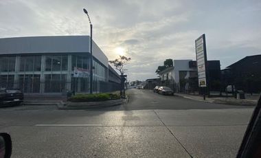 Se Alquila local comercial en Av de las Americas
