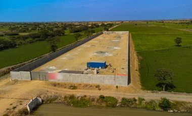 Se vende terreno con cerramiento en la vía al PAN