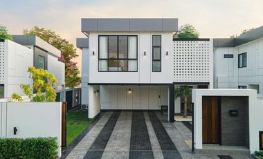 Modern Pool Villa in World Club Land Village, 4 bedrooms, experience luxury, comfort in a modern design house with a private swimming pool