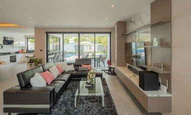 Modern Pool Villa in World Club Land Village, 4 bedrooms, experience luxury, comfort in a modern design house with a private swimming pool