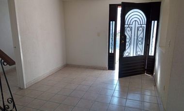 CASA EN FRECCIONAMIENTO CON VIGILANCIA Y JARDIN