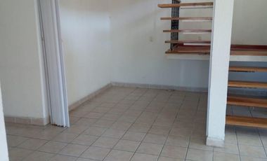 CASA EN FRECCIONAMIENTO CON VIGILANCIA Y JARDIN