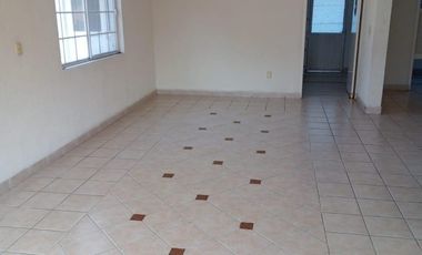 CASA EN FRECCIONAMIENTO CON VIGILANCIA Y JARDIN