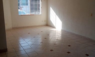 CASA EN FRECCIONAMIENTO CON VIGILANCIA Y JARDIN