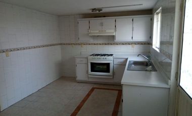 CASA EN FRECCIONAMIENTO CON VIGILANCIA Y JARDIN