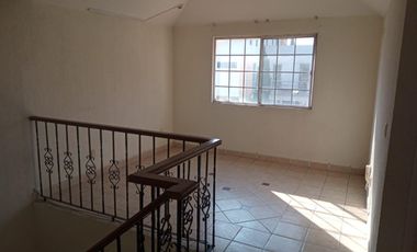 CASA EN FRECCIONAMIENTO CON VIGILANCIA Y JARDIN