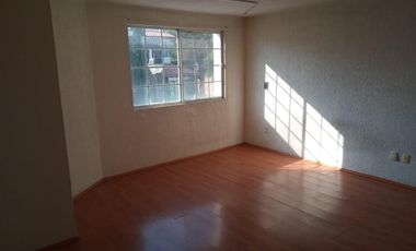 CASA EN FRECCIONAMIENTO CON VIGILANCIA Y JARDIN