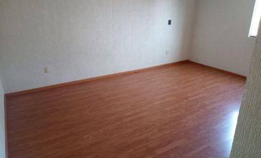 CASA EN FRECCIONAMIENTO CON VIGILANCIA Y JARDIN