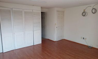 CASA EN FRECCIONAMIENTO CON VIGILANCIA Y JARDIN