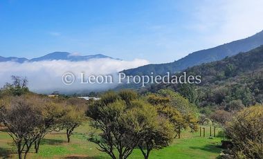 Leon Propiedades vende parcela con casa en Fundo Alhué, Curacaví.